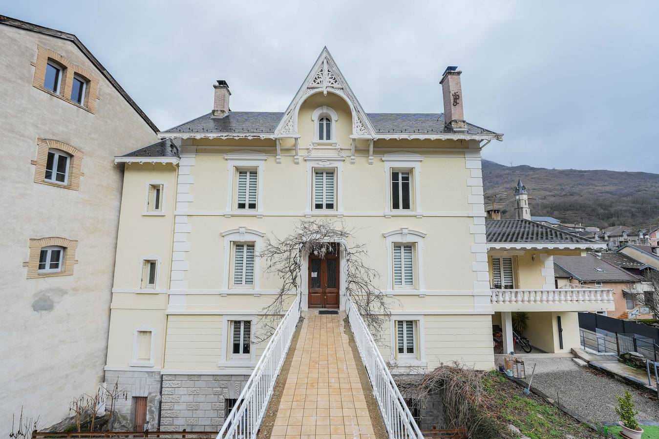 Ganze Wohnung, Appartement „Pyrénées-Ariégeoises“ mit Bergblick, Gemeinschaftsgarten und Wlan in Luzenac, Französische Pyrenäen