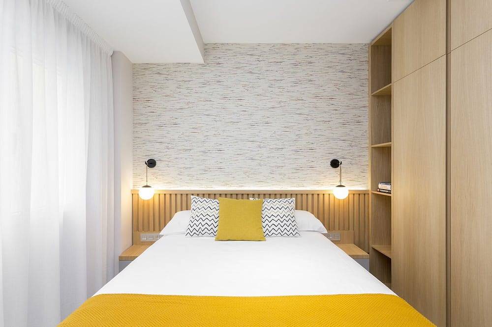Entire apartment, Brand new Studio of 30m2 equipped with all you need to have a very comfortable stay in Madrid including fast Wifi, Smarttv, double bed and fully equipped kitchen. in Centro (Madrid), Madrid