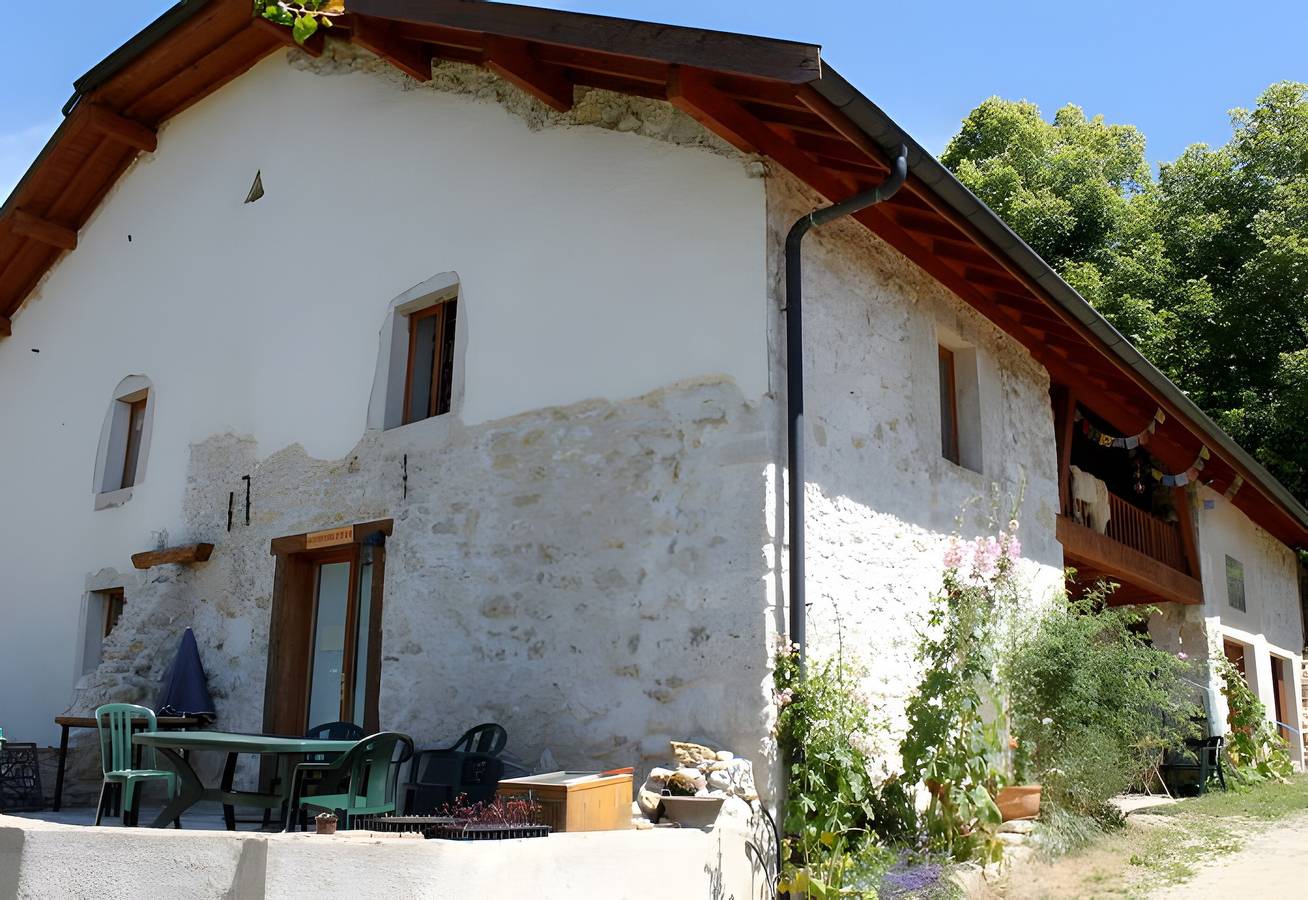 Bed and Breakfast 'Chez Louve Bleue - Côté Jardin' con vistas a la montaña, terraza compartida y Wi-Fi in Hotonnes, Nantua