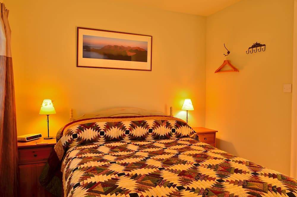 Scottish cabin-style cottage with large garden in Braemar village in Braemar, Cairngorms National Park