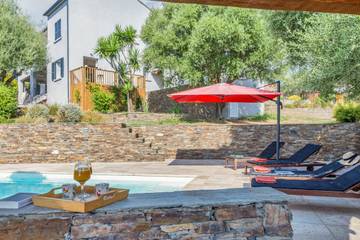 Location de vacances pour 8 personnes, avec jardin ainsi que piscine et terrasse à Furiani