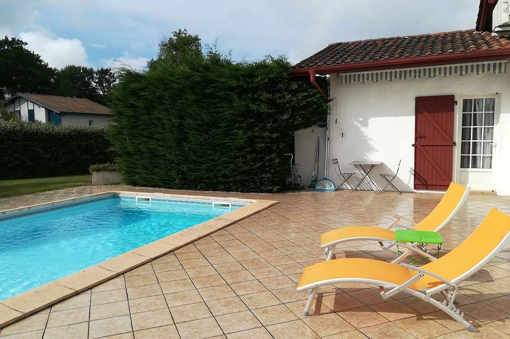 Appartement entier, Studio 30m2 -  Piscine - Sur Golf - Prox. plages Biarritz / Bayonne in Bassussarry, Région de Bayonne