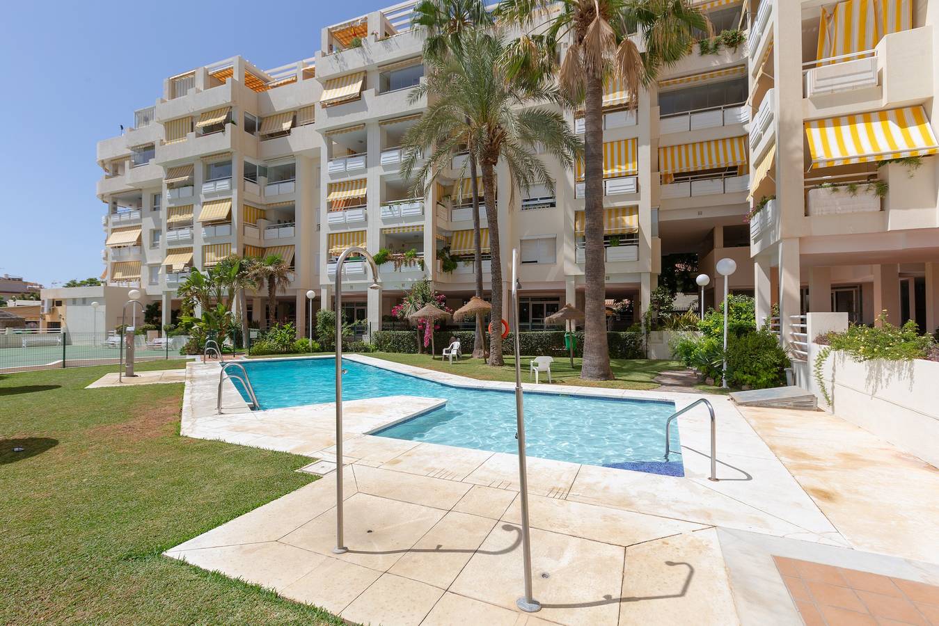Entire apartment, Holiday Apartment Carihuela beach close to the Beach with Shared Pool & Wi-Fi in La Carihuela, Torremolinos