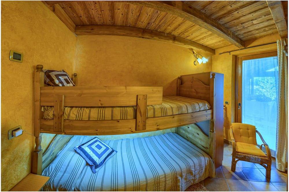 Chalet with wonderful lake view for max 5 people in Peglio en omgeving, Comomeer