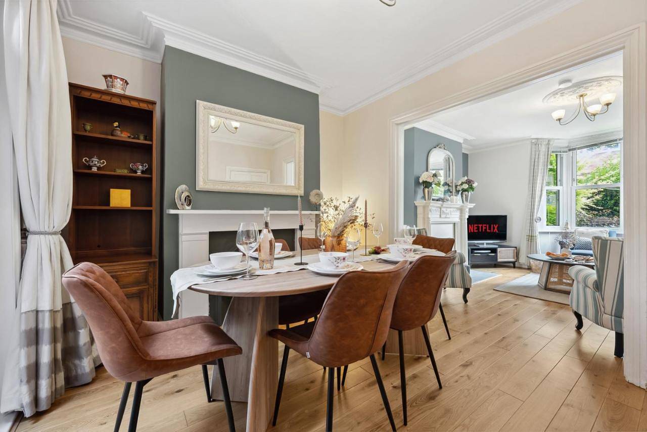 2-Bedroom Stunning, Chic, Spacious & Stylish Retreat, Central Winchester, Free On-Street Parking, Sleeps 6, Pet-Friendly - by Blue Puffin Stays in Winchester, South Downs