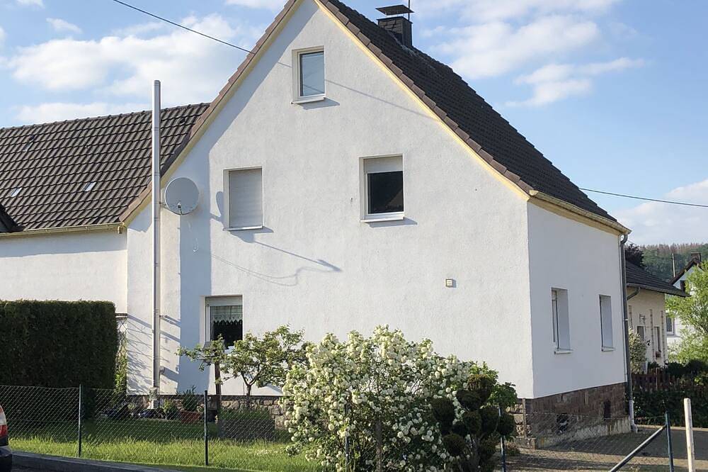 Ganze Wohnung, Ferienwohnung mit gehobener Ausstattung zwischen Sieg- und Westerwaldsteig in Pracht, Windecker-Ländchen