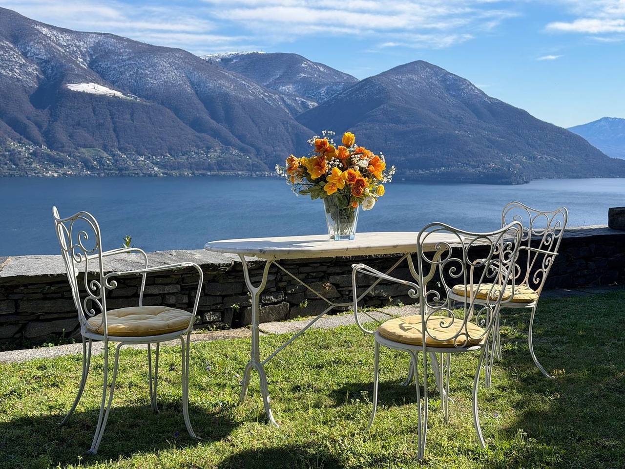 Traumhaftes Haus mit Panoramablick auf die Brissago Inseln in Ronco sopra Ascona, Tessiner Alpen