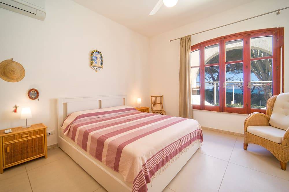Private beach, exclusive residence, view of the gulf, smell of the sea! in Carini, Province de Palerme