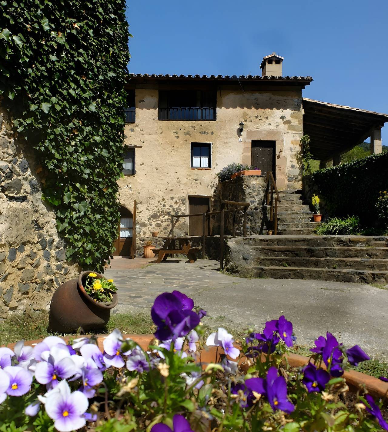 Casa Rural Granota de Mas Violella im Naturpark mit Ausblick, Pool und Wlan in Sant Joan les Fonts, Naturpark Zona Volcànica de la Garrotxa
