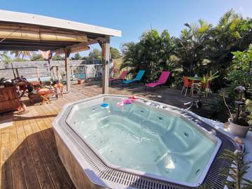 Appartement de vacances pour 2 personnes, avec jacuzzi ainsi que jardin et piscine en Guadeloupe