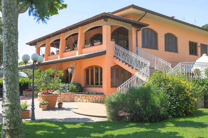 Appartamento intero, House Gelsomino in Tuscany (Lucca) with Pool, garden and spectacular  sea view in Lucca, Riviera Toscana