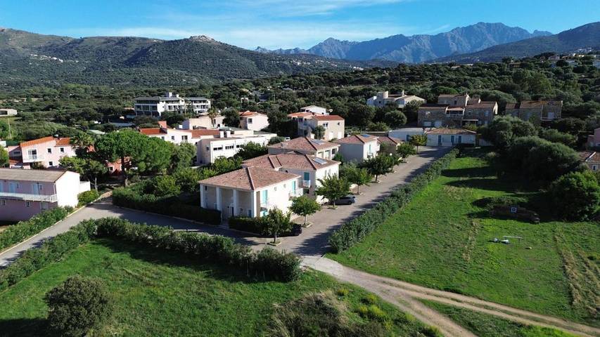 Location de vacances pour 11 personnes, avec piscine et bassin pour enfant ainsi que vue et jardin, animaux acceptés à Aregno - 2