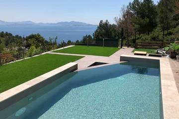 Location de vacances pour 8 personnes, avec terrasse et jardin dans Niolon