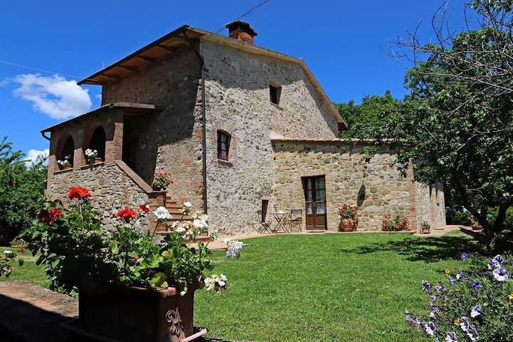 Cozy Tuscany farmhouse private pool up to 12 pax in Radicondoli, Siena e dintorni