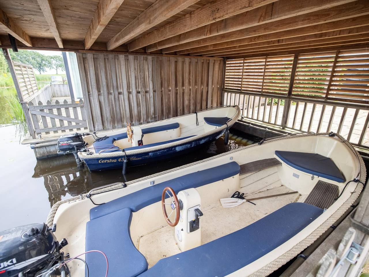 Spacious waterfront chalet including a sloop in Friesland