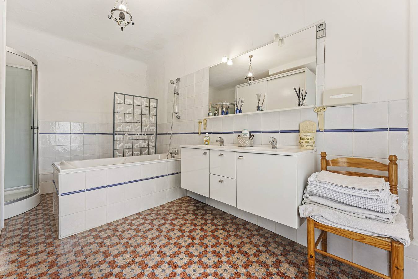 Apartamento entero, Bed and Breakfast 'Mas Abicou - Alma' con piscina compartida, terraza privada y Wi-Fi in Vézénobres, Región de Alès