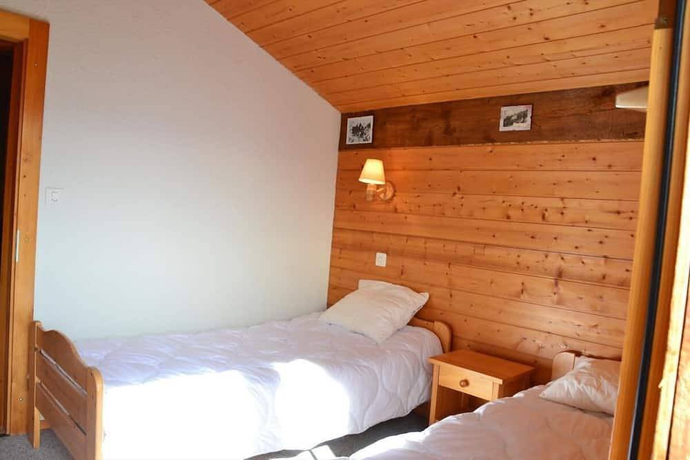 Aussen : chalet in Chandolin, für 4-6 Personen, Balkon, Terrasse, Wiese mit Gartenmöbelninnen : 72 q in Chandolin, Anniviers
