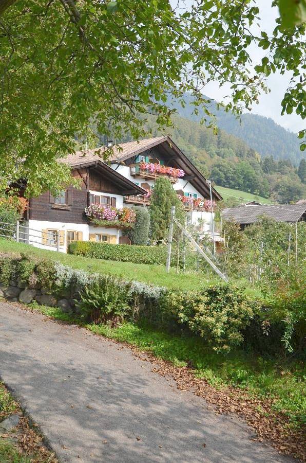 Ferienwohnung für 2 Personen, mit Balkon und Terrasse sowie Garten und Ausblick im Dorf Tirol