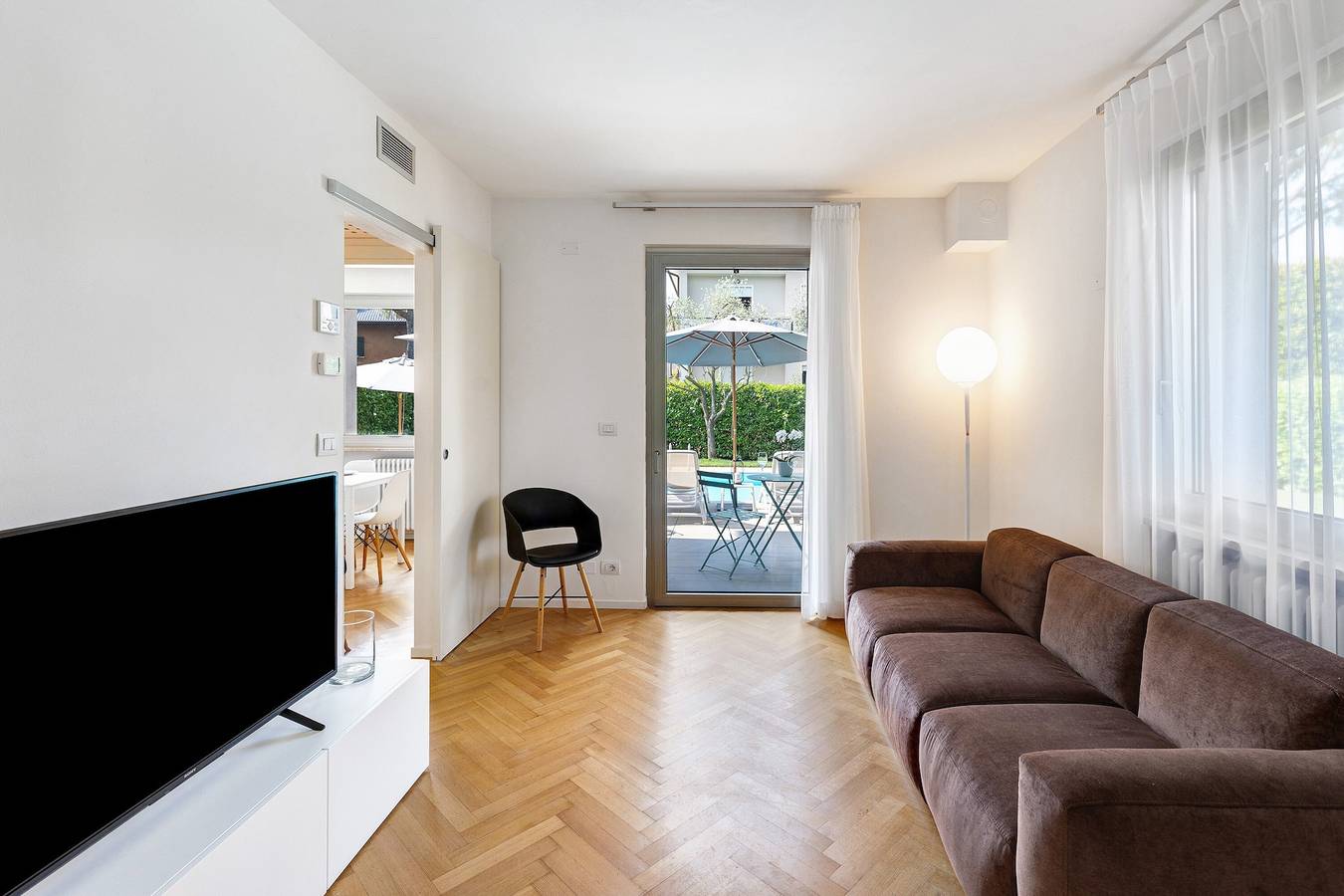 Entire apartment, Apartment 'Baseventuno 5 Honey Moon' with Shared Pool, Wi-Fi and Air Conditioning in Sirmione, Garda Mountains