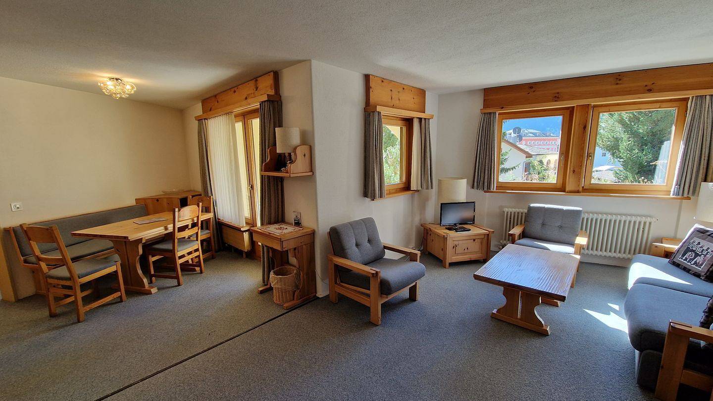 Ganze Wohnung, 2 1/2-Zimmerwohnung; Parterre; gedeckte Terrasse; grosszügiges Wohn-/Esszimmer in Silvaplana, Sankt Moritz