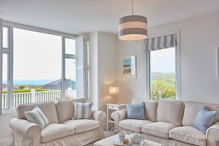 Holiday rental for 10 people, with hot tub and balcony as well as garden, with pets in Porth
