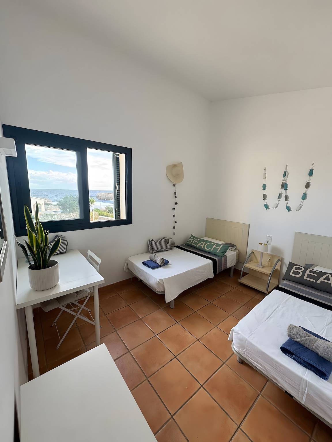 Chalet « Duplex Laura » avec vue mer, terrasse et jardin privatifs in Arenal d'en Castell, Es Mercadal