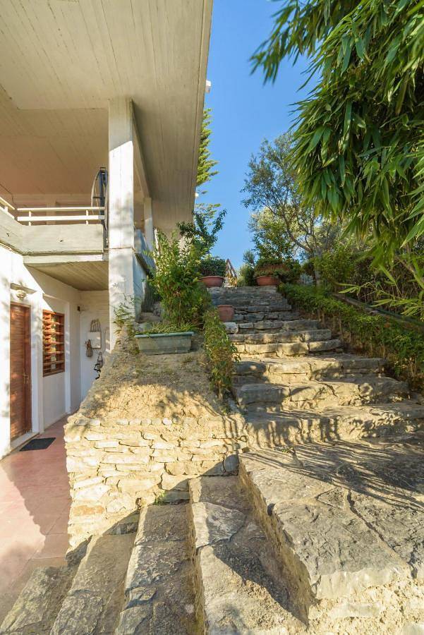 Gîte pour 3 personnes, avec balcon ainsi que vue et jardin dans Selianitika - 2