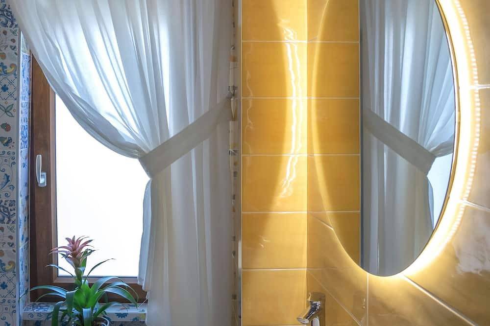Entire apartment, Room 'Elegante Camera Familiare' with Mountain View, Wi-Fi and Air Conditioning in Ercolano, Vesuvio National Park