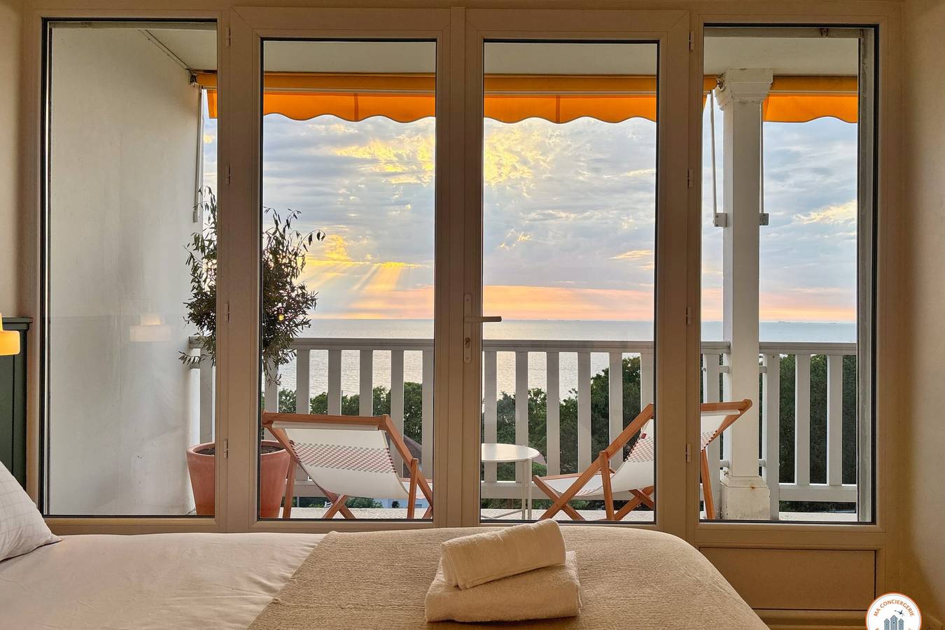 Appartement entier, 🌅 l'Horizon - Terrasse Vue Mer Panoramique - Parking in Trouville-sur-Mer, Région de Lisieux