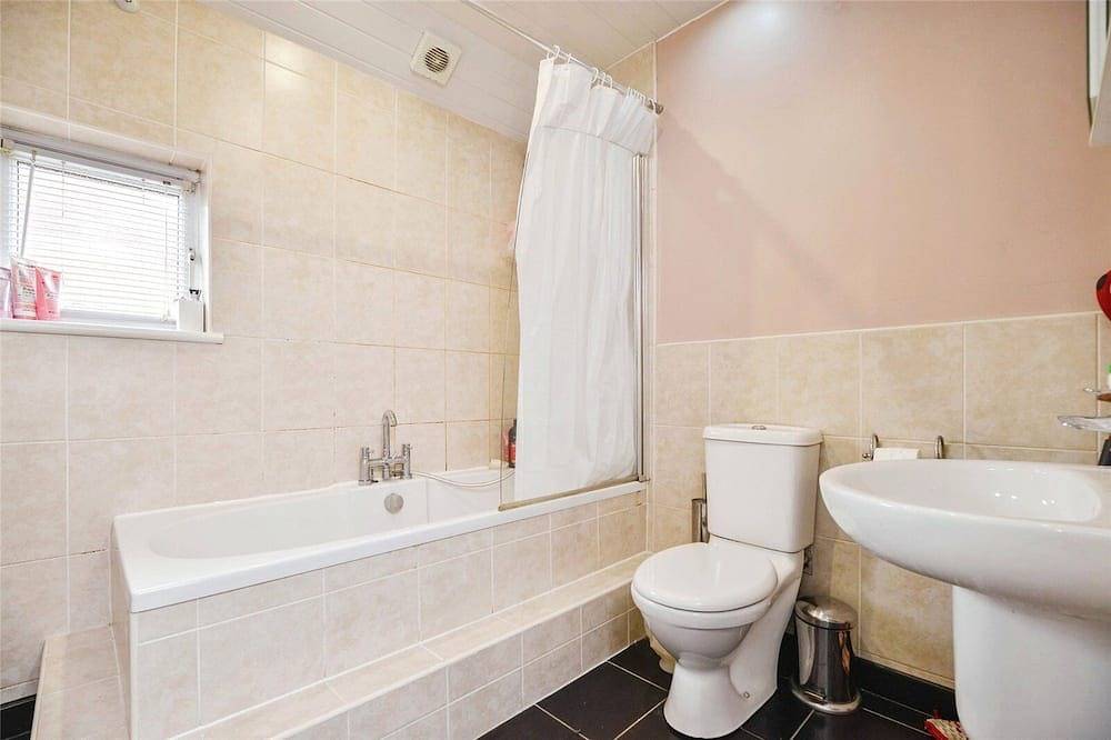 Spacious 3 Bed 2 Baths Free Wifi Central Location in Middlesbrough, North East England