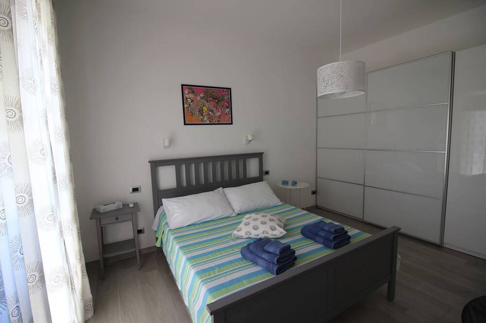 Apartamento entero, Ostia-apartment 50 mt from the beach, near historic center-sea view in Ostia, Roma