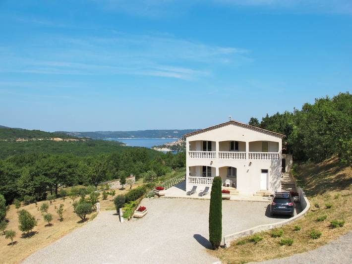 Ferienwohnung für 6 Personen, mit Balkon und Garten sowie Seeblick und Ausblick in Bauduen