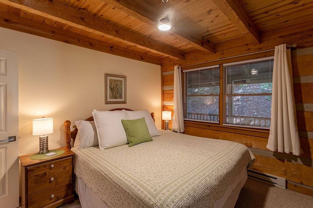 7th Heaven - Rustic cabin with hot tub, pool table, close to Hawksnest! in Blue Ridge Parkway, Seven Devils