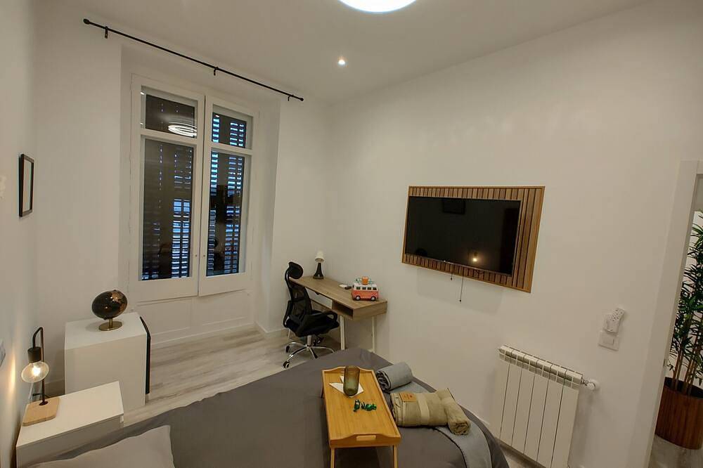 Barcelona: room with comfort and shared areas Gran Vía-Madrid in Centro (Madrid), Madrid