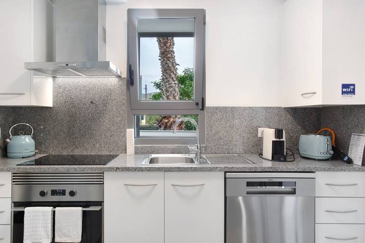 Holiday Home 'Casa De Pedra' with Sea View, Private Terrace and Wi-Fi in Porto Santo, Maderia