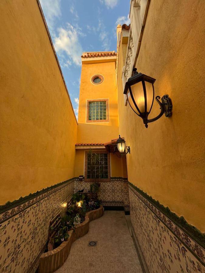 Location de vacances pour 8 personnes, avec balcon et vue dans Onda