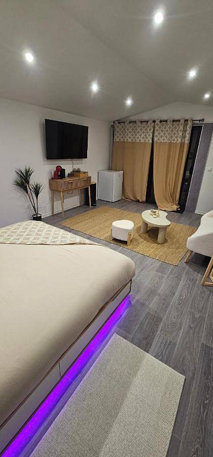 Gîte pour 2 personnes, avec sauna ainsi que terrasse et vue à Cambes