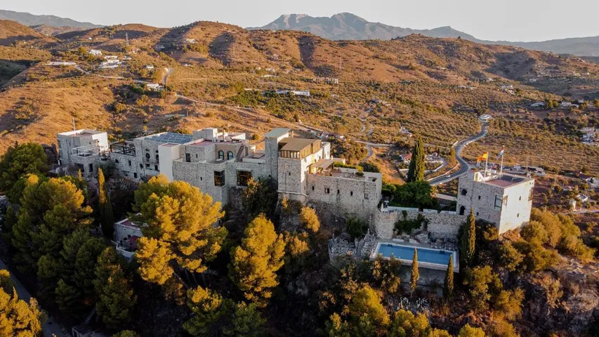 Hotel para 2 personas, con piscina además de vistas y jardín - 1