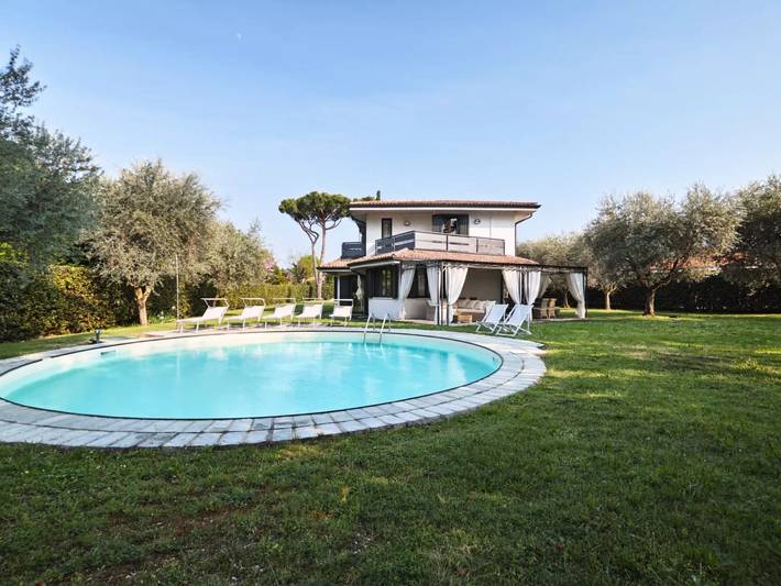 Villa per 9 persone, con giardino e piscina a Manerba del Garda