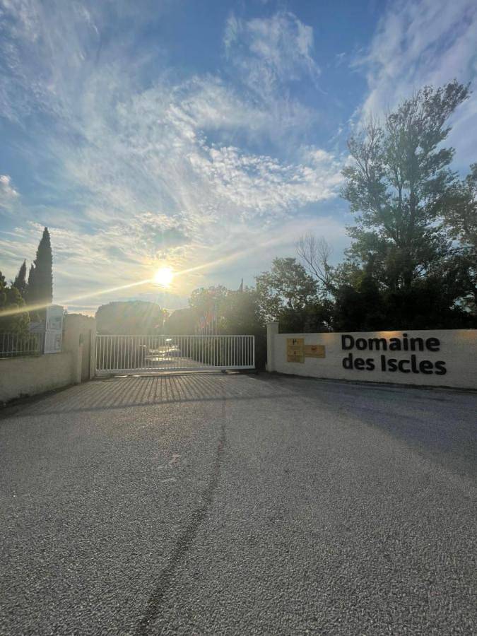 Camping pour 6 personnes, avec jardin ainsi que vue et piscine à La Roque-d'Anthéron