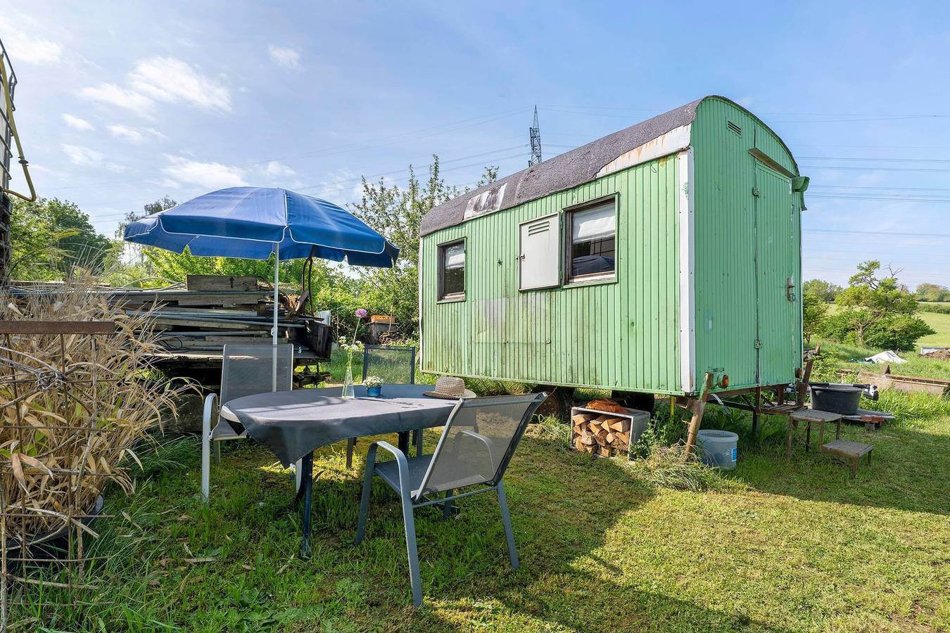 Ganze Ferienwohnung, Bauwagen 'Natur Pur/No.7' mit eigenem Freisitz und Blick über das Land. in Ötisheim, Nordschwarzwald