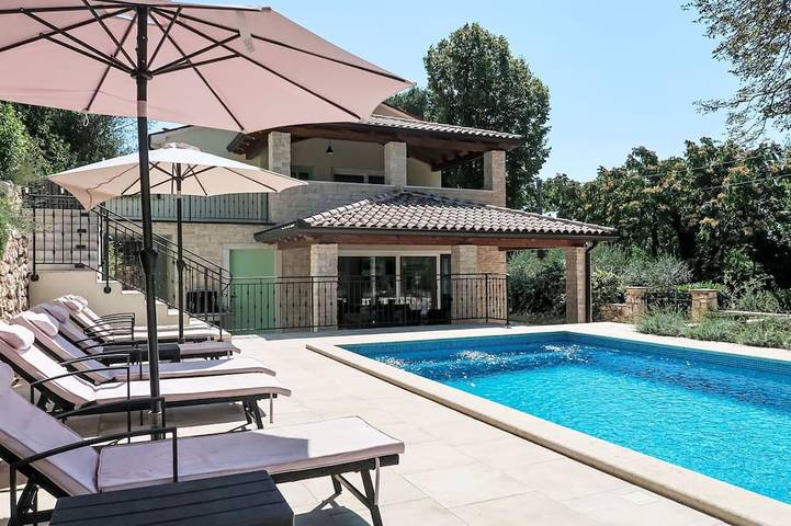 Ferienhaus für 10 Personen, mit Garten und Terrasse sowie Pool
