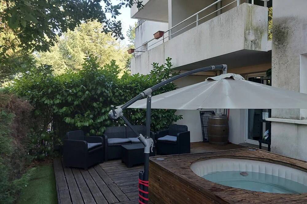Appartement entier, Appartement 'Proche Bordeaux' avec piscine partagée, terrasse privée et Wi-Fi in Saint-André-de-Cubzac, Région de Blaye