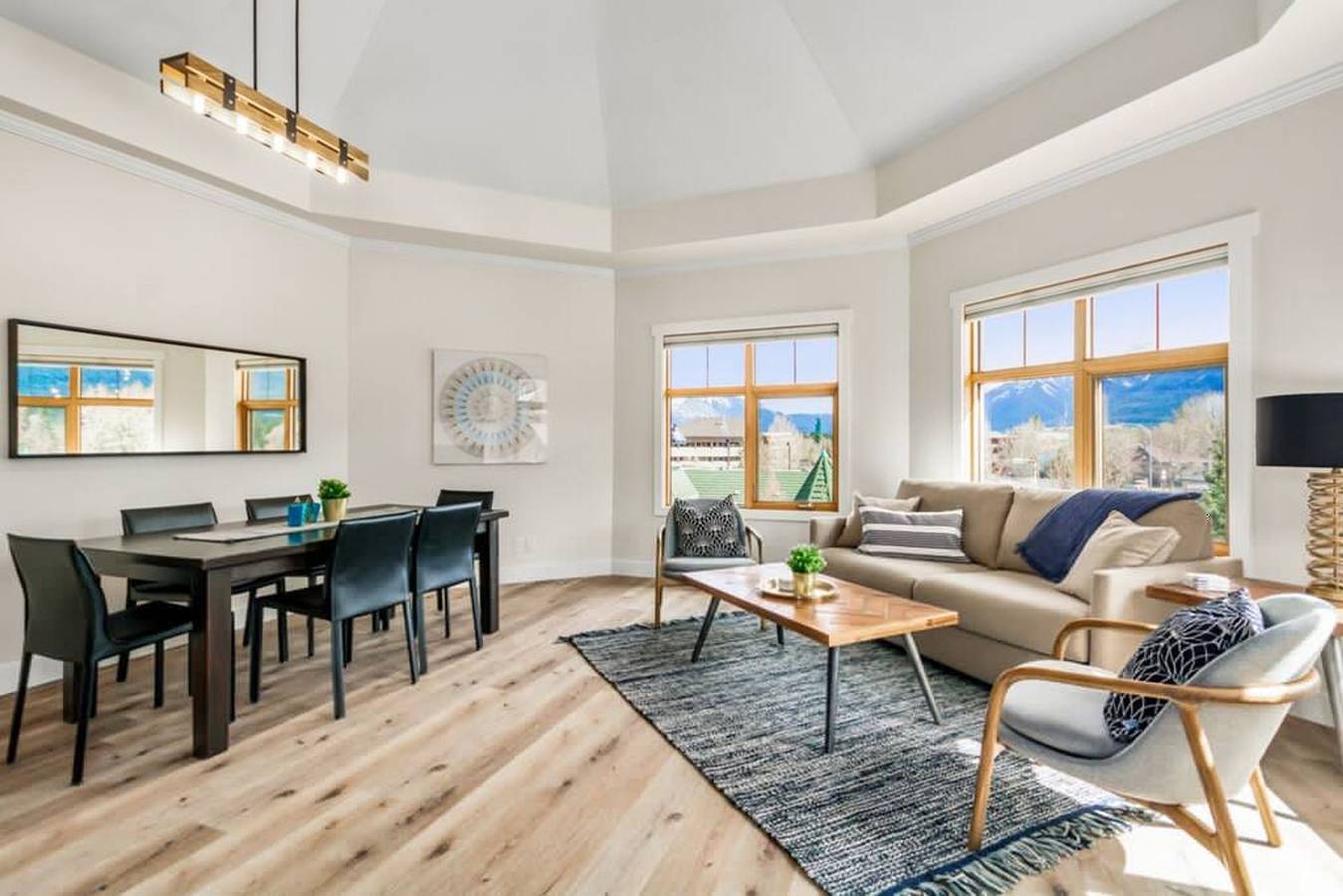 Entire apartment, The Grand Escape Downtown Canmore in Canmore, Banff National Park