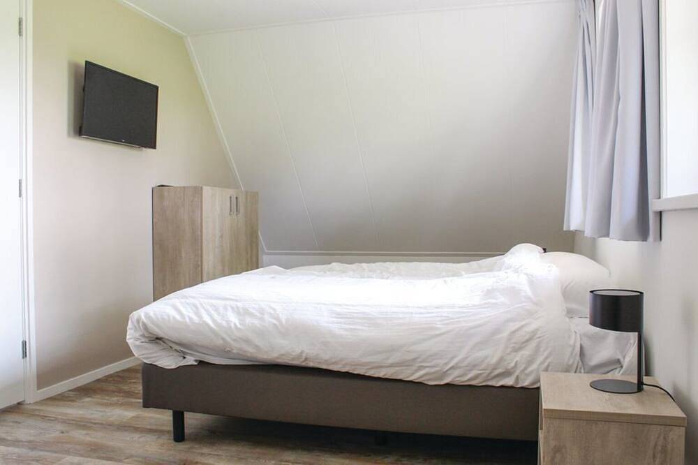 Freonskip is an 8 person child friendly water villa. in Idskenhuizen, Ijsselmeer
