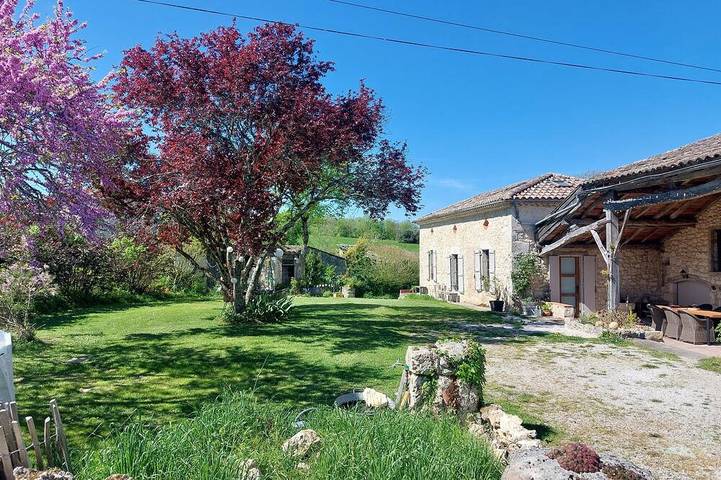 Gîte pour 4 personnes, avec Terrasse ainsi que Jardin et Piscine à Lacour