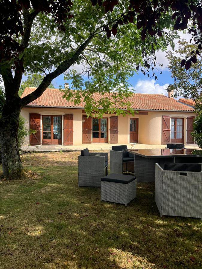 Location de vacances pour 8 personnes, avec jardin ainsi que vue et terrasse dans Thénezay