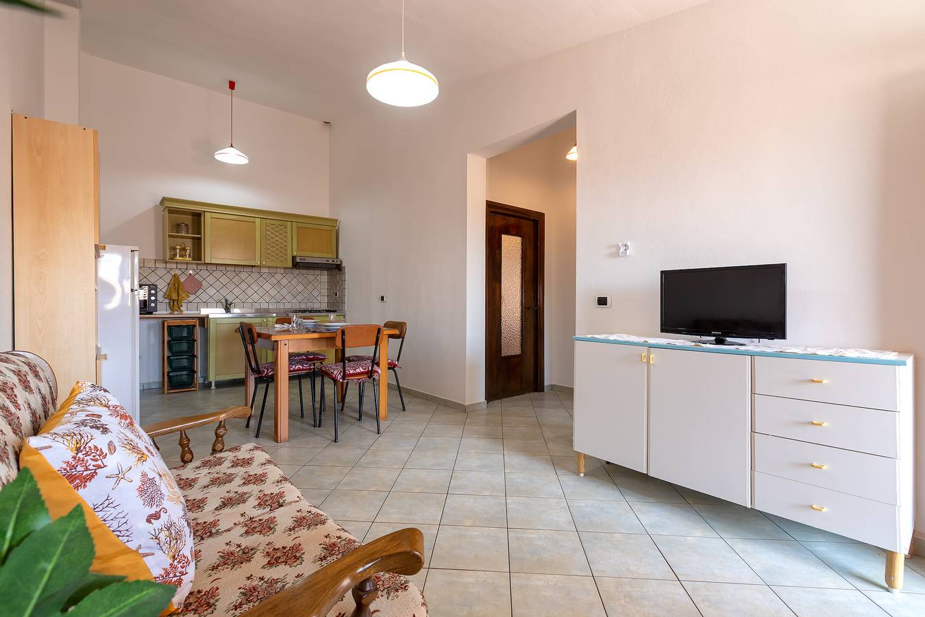 Entire apartment, Apartment 'Leoni' with Private Garden and Air Conditioning in Trinità d'Agultu e Vignola region, Olbia-Tempio
