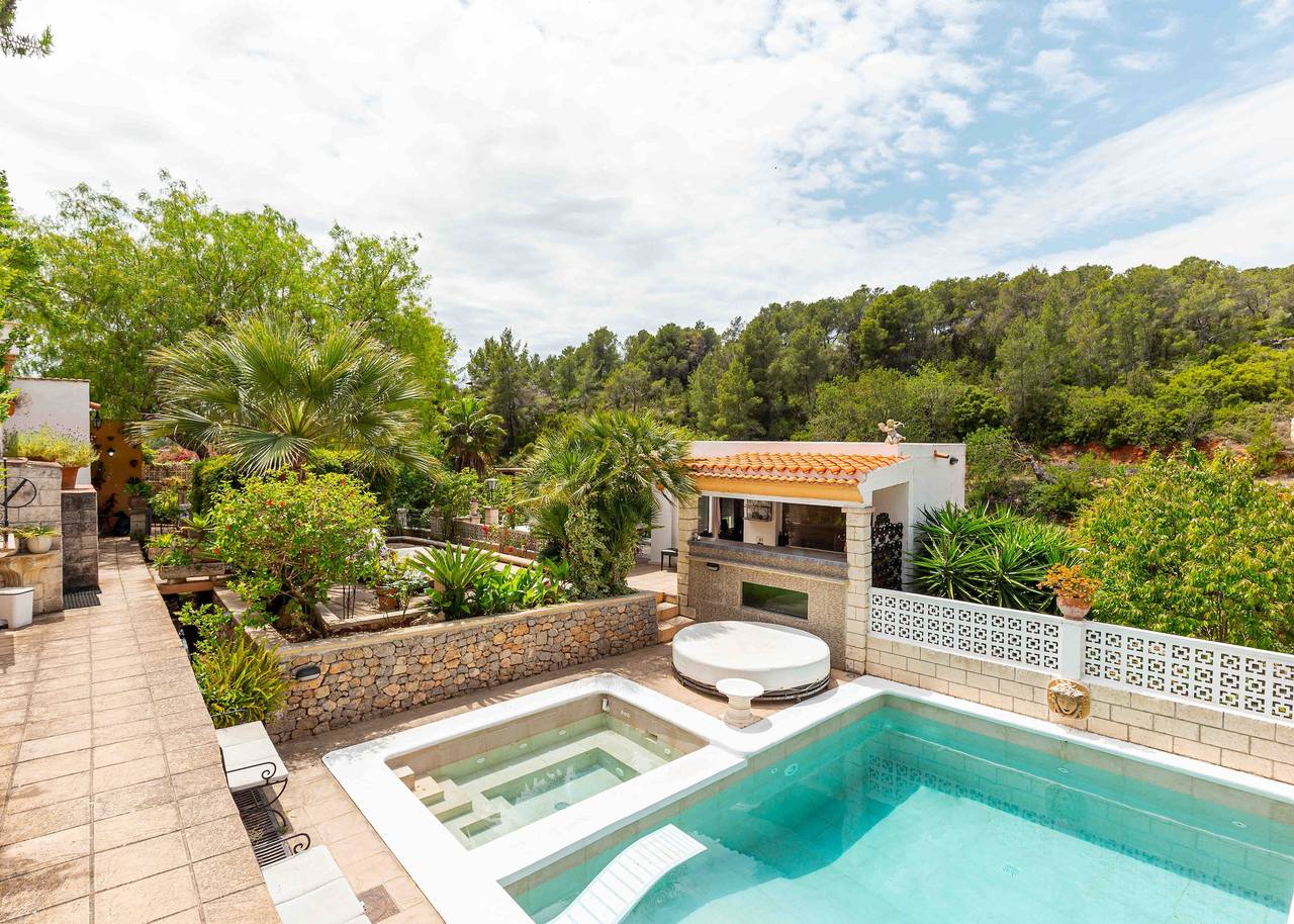 Villa Buscastell Ibiza, Valle de Es Broll. 8 personas, 5 dormitorios, piscina y jacuzzi in Buscastell, Sant Antoni de Portmany