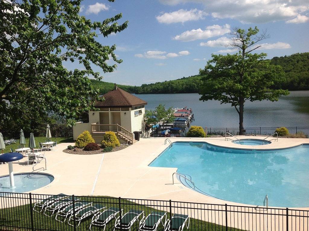 Ganze Wohnung, Big Boulder Lake Front Condo / Kostenloses Wifi & Parken / Pool / Jacuzzi / Kamin / Grill in Hickory Run State Park
